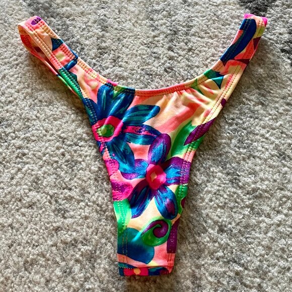 Flower Bikini Bottoms 🌸 - Picture 2 of 4
